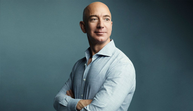 Jeff Bezos là người đầu tiên sở hữu tài sản ròng hơn 150 tỷ USD trong 3 thập niên mà Forbes theo dõi những người giàu nhất nước Mỹ. Jeff Bezos sở hữu 16% cổ phần Amazon, gã khổng lồ bán lẻ trực tuyến do ông thành lập năm 1994.
