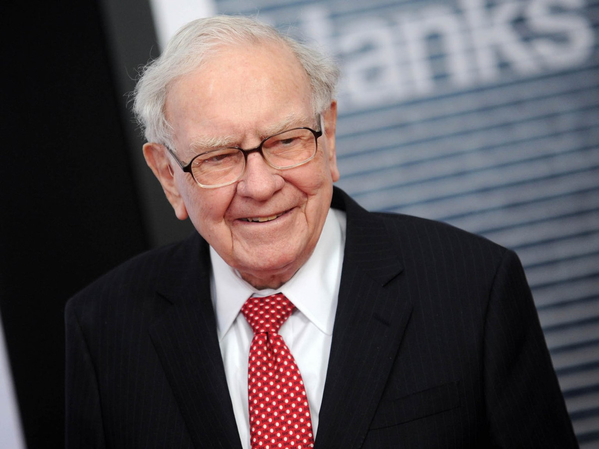 Nhà đầu tư huyền thoại Warren Buffett - CEO, chủ tịch của Berkshire Hathaway cho biết: "Tôi sẽ nói cho bạn cách làm giàu. Hãy sợ hãi khi người khác tham lam và tham lam khi người khác sợ hãi".
