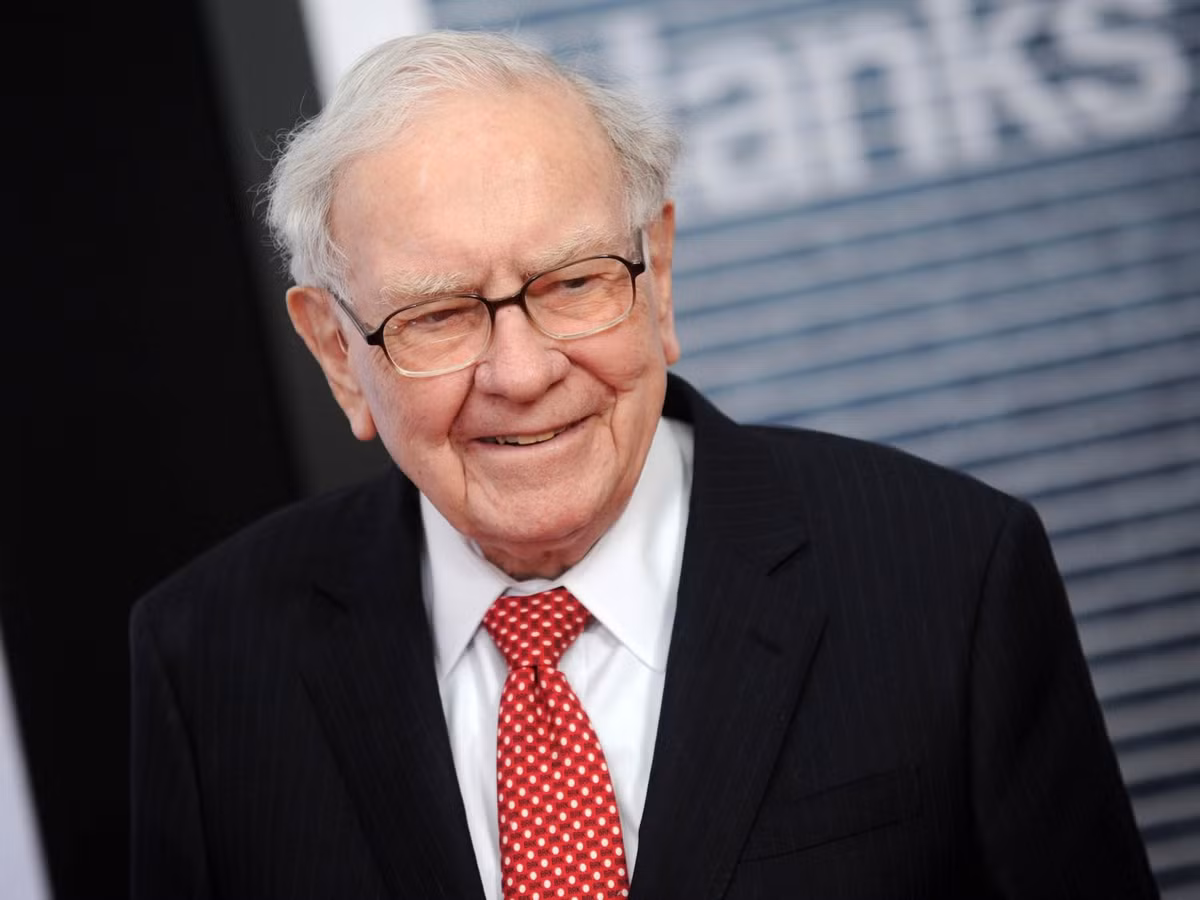 Nhà đầu tư huyền thoại Warren Buffett - CEO, chủ tịch của Berkshire Hathaway cho biết: "Tôi sẽ nói cho bạn cách làm giàu. Hãy sợ hãi khi người khác tham lam và tham lam khi người khác sợ hãi".
