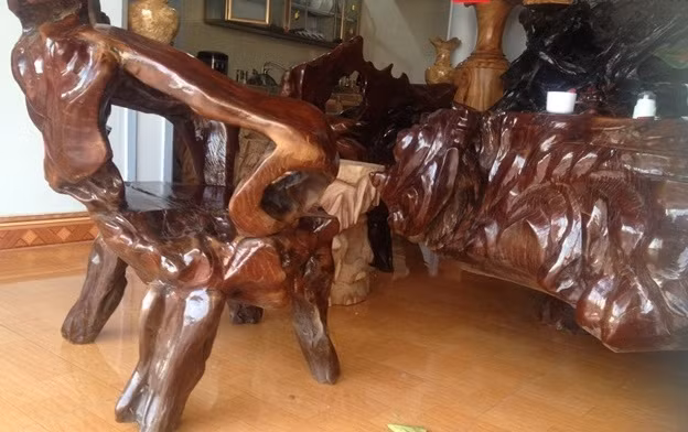 Ghế được chế tác dựa theo hình dáng tự nhiên của thớ gỗ. Ảnh: Giadinhvietnam.