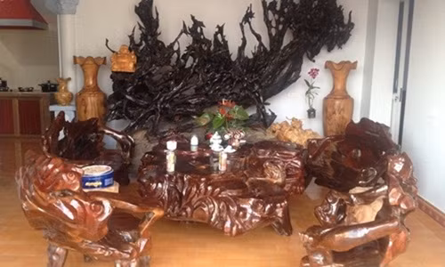 Phòng khách 20m2 của một đại gia ở Điện Biên trở nên ấn tượng bởi hình dạng kỳ lạ của những món đồ nội thất. Ảnh: Giadinhvietnam.