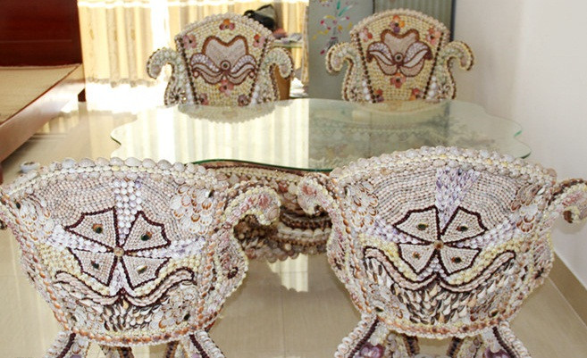 Theo đại gia miền Tây, bộ bàn ghế trị giá 5 tỷ này đã được lưu giữ 108 năm. Ảnh: Zing.