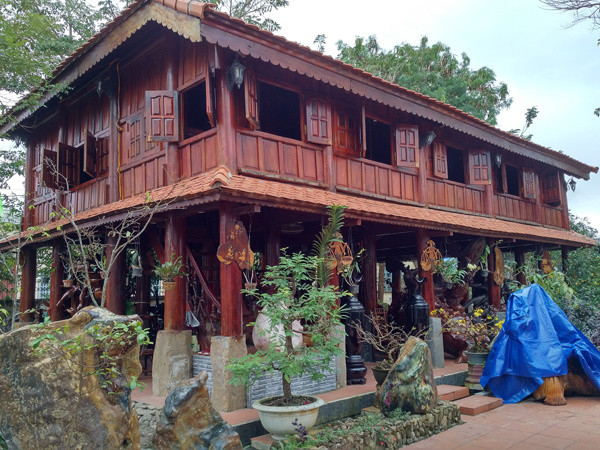 Trong ngôi nhà gỗ cổ của một đại gia Quảng Nam có sự xuất hiện của tảng đá Ô ban mã não nặng 14 tấn, giá hơn 7,5 tỷ đồng. Ảnh: Vietnamnet.