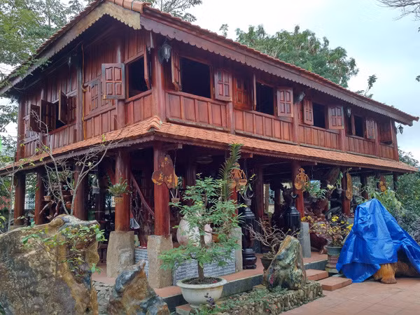 Trong ngôi nhà gỗ cổ của một đại gia Quảng Nam có sự xuất hiện của tảng đá Ô ban mã não nặng 14 tấn, giá hơn 7,5 tỷ đồng. Ảnh: Vietnamnet.