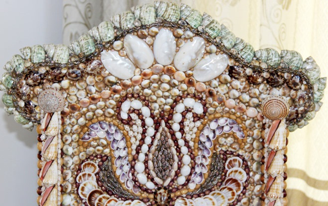 Vỏ ốc ốp vào thân ghế được mài nhẵn bóng. Nhiều vỏ sò bên trong đã đóng một lớp xà cừ quý hiếm như ngọc trai. Ảnh: Zing.