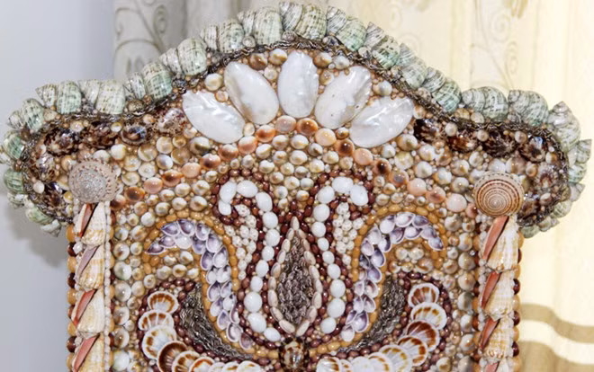 Vỏ ốc ốp vào thân ghế được mài nhẵn bóng. Nhiều vỏ sò bên trong đã đóng một lớp xà cừ quý hiếm như ngọc trai. Ảnh: Zing.