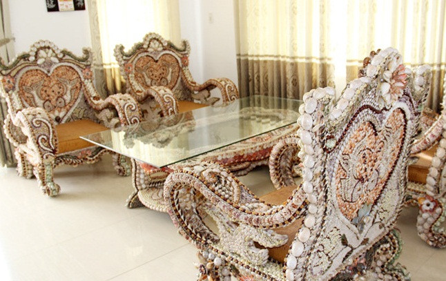 Bộ bàn ghế được ốp bằng vỏ sò, ốc độc đáo này được ông Ngô Xuân Pha- Tổng giám đốc Khu du lịch biển Nhà Mát (Tp. Bạc Liêu, tỉnh Bạc Liêu) mua về từ một buổi đấu giá tại tỉnh Phú Yên. Ảnh: Zing.
