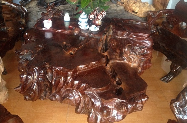 Chiếc bàn hình thù lạ mắt, được đục đẽo tỉ mỉ từ một phần gốc cây cổ thụ. Ảnh: Giadinhvietnam.