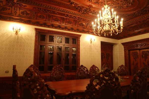 Nội thất toàn gỗ quý bao phủ toàn bộ biệt thự của đại gia ở Hà Nam. Ảnh: Vietnamnet.