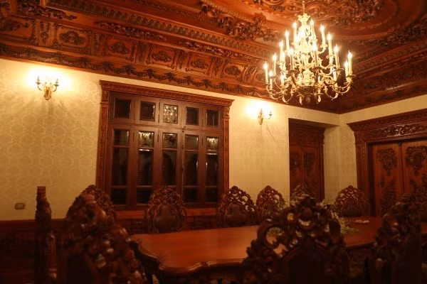 Nội thất toàn gỗ quý bao phủ toàn bộ biệt thự của đại gia ở Hà Nam. Ảnh: Vietnamnet.