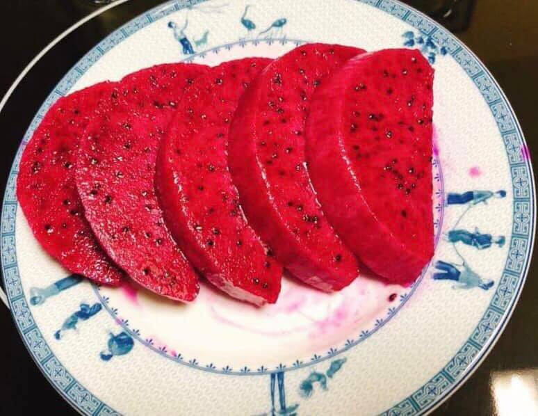 Cũng nhờ màu đỏ bắt mắt mà nhiều khách hàng đặt mua cúng với mong muốn mang lại điều may mắn. Ảnh: FB Huyền Hoàng.