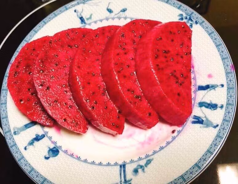 Cũng nhờ màu đỏ bắt mắt mà nhiều khách hàng đặt mua cúng với mong muốn mang lại điều may mắn. Ảnh: FB Huyền Hoàng.