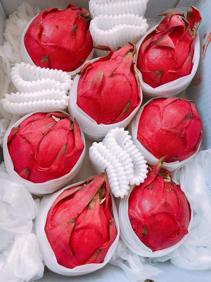 So với giá thanh long trong nước (35.000 - 60.000 đồng/kg) thì thanh long Đài Loan có giá cao gấp 6-7 lần. Ảnh: FB Huyền Hoàng.