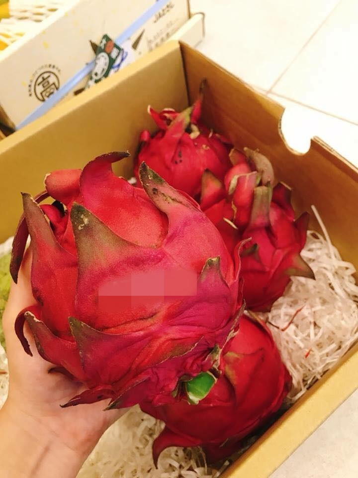 Thanh long đỏ Đài Loan vỏ mỏng, thịt dày, càng để xuống nước héo quắt, ăn càng ngọt. Ảnh: AT Mart.