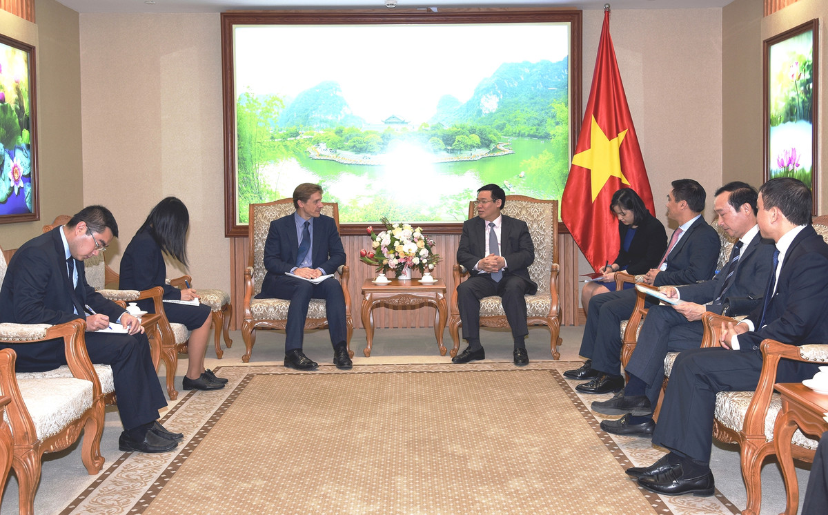  5. Tổ chức thành công WEF ASEANTừ 11-13/9, Diễn đàn Kinh tế thế giới về ASEAN (WEF ASEAN) được tổ chức tại Hà Nội với sự tham dự của lãnh đạo cấp cao nhiều nước ASEAN và khu vực, các tổ chức quốc tế lớn và gần 1.000 lãnh đạo các tập đoàn hàng đầu ASEAN và thế giới. Là nước chủ nhà và đồng tổ chức Hội nghị WEF ASEAN, chúng ta đã tạo được dấu ấn của Việt Nam khi đưa ra vấn đề CMCN 4.0. Ảnh: DCSVN.