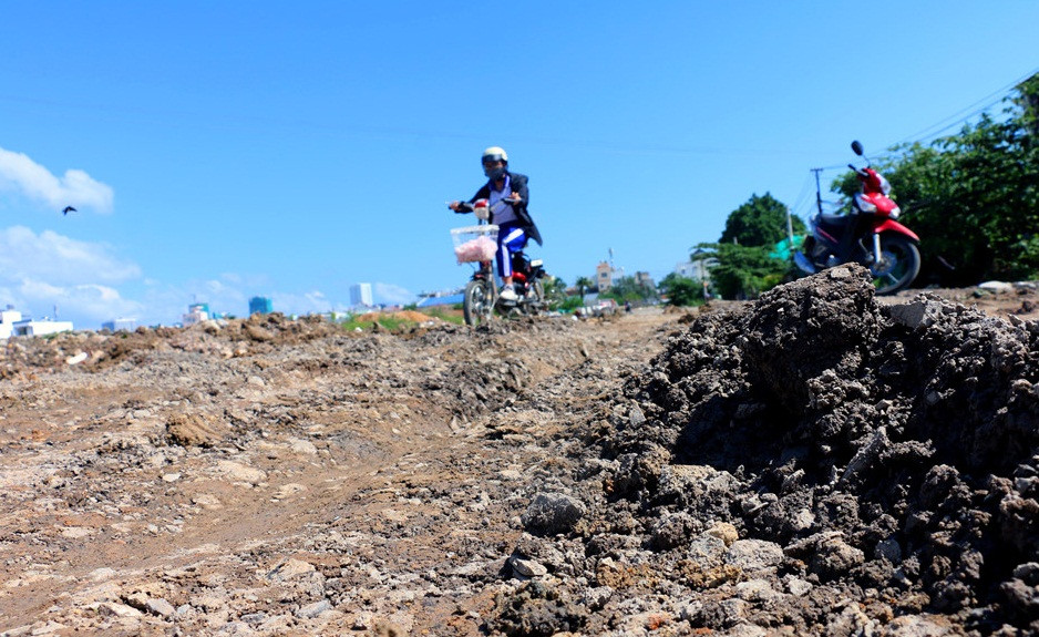 Theo phản ánh của Zing, dù chưa thực hiện xong công tác đền bù, giải tỏa nhưng chủ đầu tư dự án khu đô thị Hoàng Long vẫn cho máy móc vào san ủi khiến cuộc sống người dân trong dự án gặp nhiều khó khăn. Ảnh: Zing.