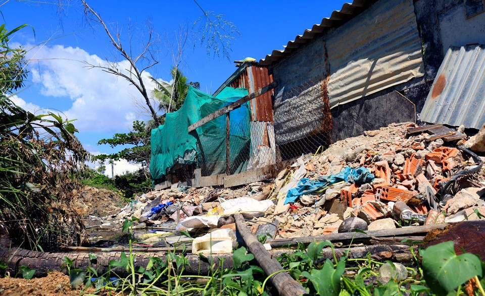 Không khó để bắt gặp những ngôi nhà lụp xụp như thế này ở khu đô thị Hoàng Long. Ảnh: Zing.