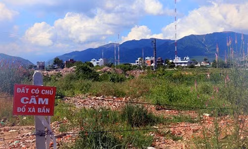 Tuy nhiên, theo nguồn tin trên Zing.vn, sau nhiều năm được cấp dự án, khu đô thị Hoàng Long vẫn là bãi đất trống, cỏ mọc um tùm. Ảnh: Tiền phong.