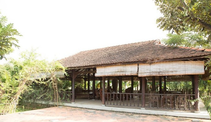 Sân trước của khu nhà vườn có một mái đình với khoảng sân rộng lát gạch. Ảnh: Vietnamnet.