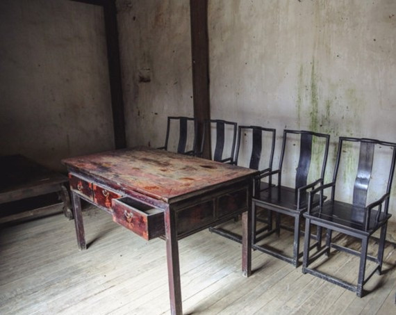 Phòng ở và bàn làm việc của Vua Mèo Vương Chính Đức. Ảnh: Tổ quốc.