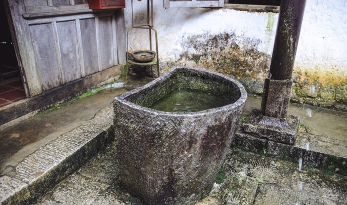 Dinh thự còn lưu giữ nhiều kỷ vật của một thời xa xưa. Trong ảnh là chum đựng nước được người vợ thứ 3 của Vua Mèo sử dụng để gội đầu. Ảnh: Tổ quốc.