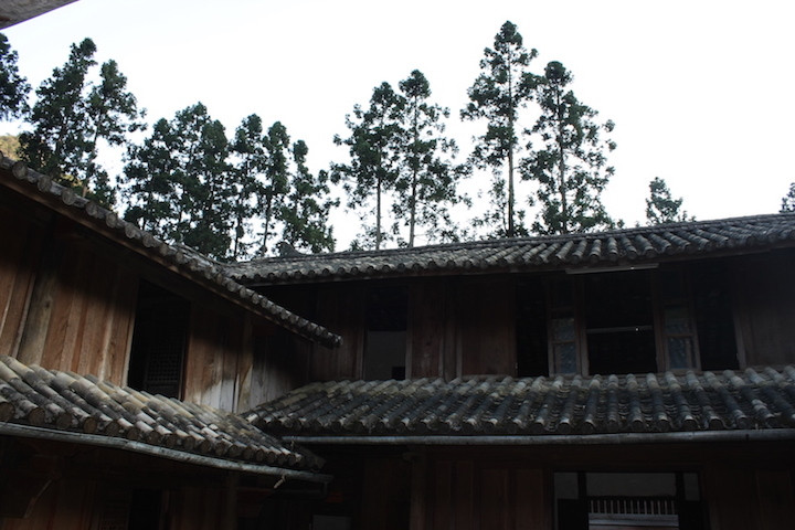 Ngói máng âm dương màu ghi xanh có thể chống được mưa đá to. Ảnh: Vietnamnet.