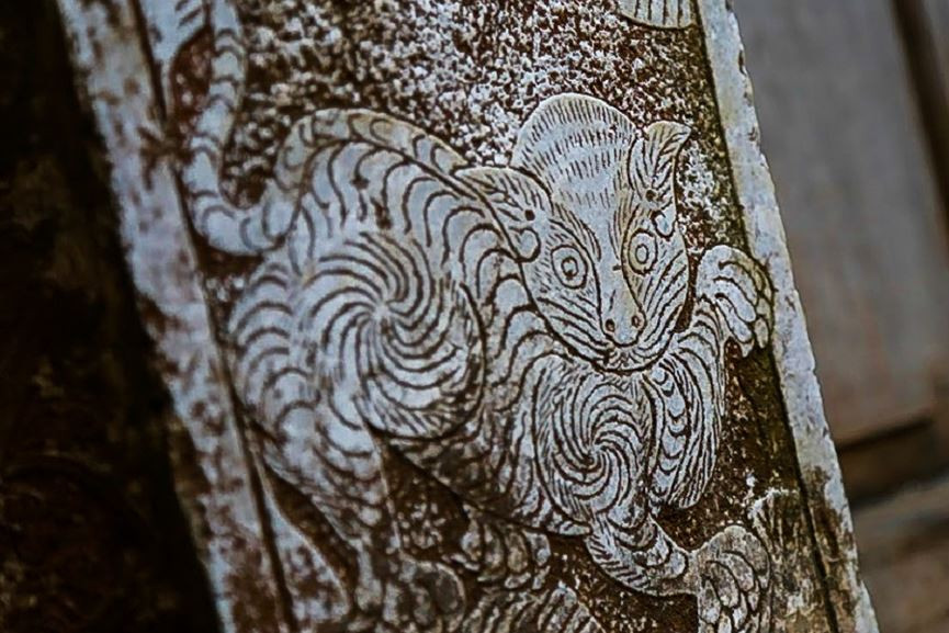 Biểu tượng "mèo" được khắc trên cột đá. Ảnh: Tiền phong.