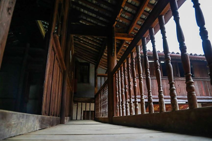 Dinh thự Vua Mèo được đánh giá là công trình kiến trúc tinh xảo, độc đáo. Nhà xây bằng đá xanh vĩnh cửu, gỗ thông núi đá rất cứng và chống mối mọt tốt. Ảnh: Tiền phong.