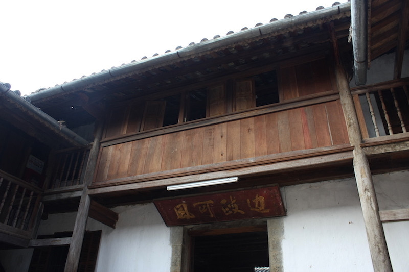 Tuy nhiên, ngày nay vật liệu gỗ của ngôi nhà đã bị thay đổi khoảng 60% bằng gỗ lim và gỗ nghiến. Ảnh: Vietnamnet.