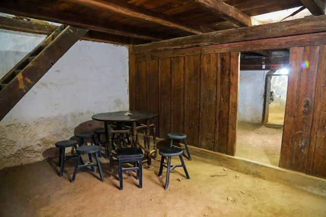 Bàn ghế gỗ cổ. Ảnh: Tiền phong.