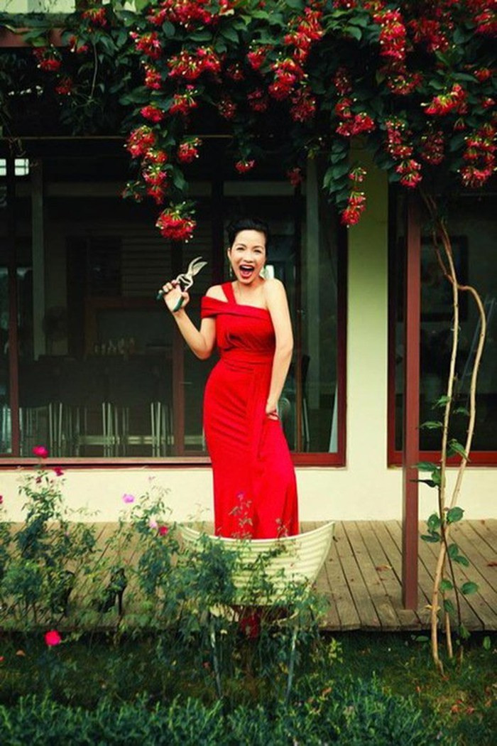 Trước hiên nhà còn có giàn dây leo và những khóm hoa khoe sắc trồng thành hàng dài. Ảnh: Dân Việt.