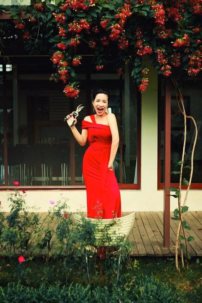 Trước hiên nhà còn có giàn dây leo và những khóm hoa khoe sắc trồng thành hàng dài. Ảnh: Dân Việt.