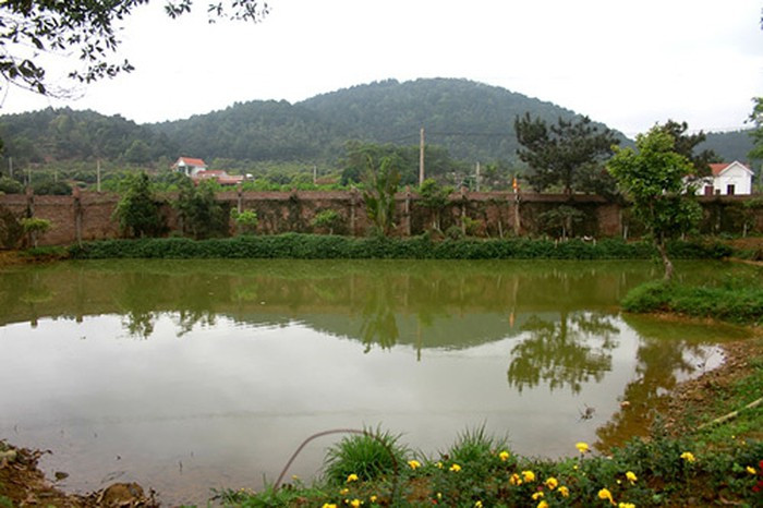 Ao thả cá rộng lớn có hướng nhìn ra quang cảnh núi non. Ảnh: Motthegioi.