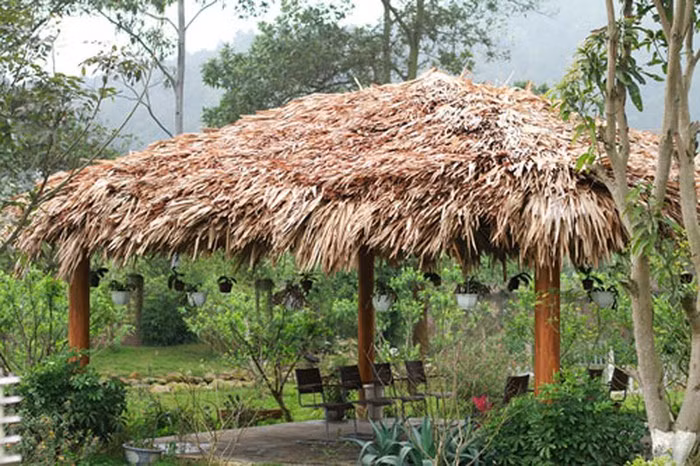 Nhà mái lá nghỉ ngơi giữa sân vườn biệt thự. Ảnh: Một thế giới.