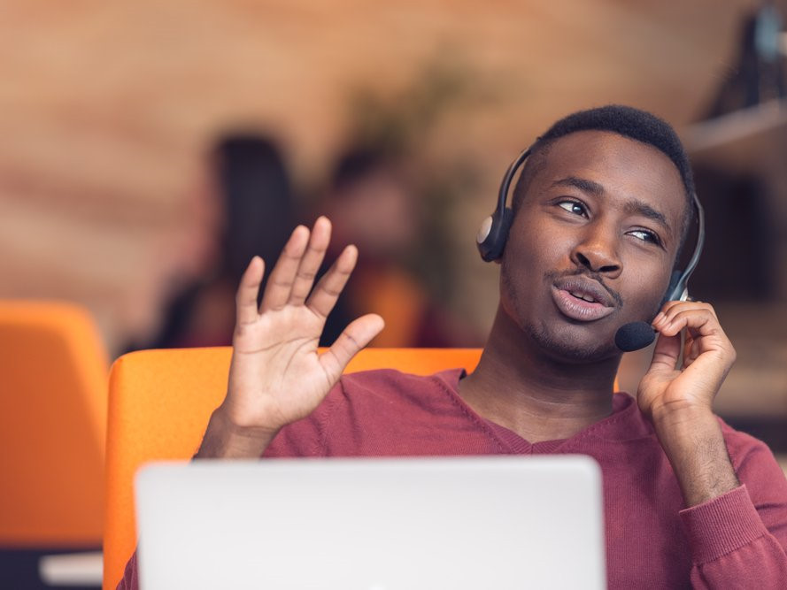 7. Tiếp thị qua điện thoại Theo một nghiên cứu có tên Tương lai Việc làm được thực hiện bởi Đại học Oxford, tương lai của nghề tiếp thị qua điện thoại khá ảm đạm. Các tác giả của nghiên cứu cho rằng, khác với nhân viên bán hàng truyền thống – cần tương tác và đòi hỏi nhiều sắc thái hơn với khách hàng, tiếp thị qua điện thoại dù có phải tương tác nhưng ít cần các sắc thái biểu cảm hơn. Do đó, công việc này có nguy cơ cao bị “máy tính hóa” trong tương lai.