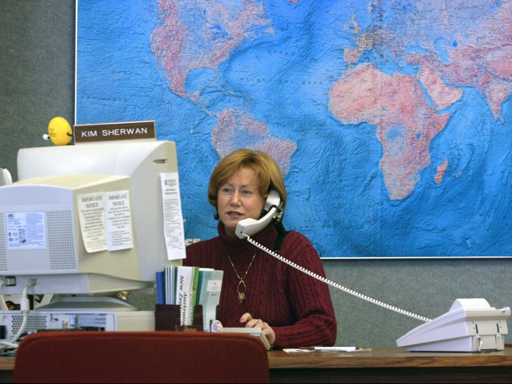 8. Đại lý du lịch Đại lý du lịch từng là dịch vụ căn bản khi ai đó muốn đặt một chuyến du lịch, không chỉ giúp đặt vé máy bay mà còn cung cấp các thông tin du lịch cần thiết. Tuy nhiên, hiện nay nhiều website du lịch có thể đem đến cho khách hàng những thông tin đó nhanh chóng và hoàn toàn miễn phí. Ngoài ra, điểm thưởng từ thẻ tín dụng khi đặt du lịch trực tuyến cũng thúc đẩy người dùng chuyển sang sử dụng các dịch vụ này.