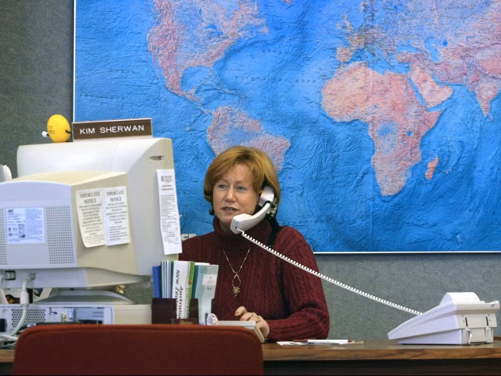 8. Đại lý du lịch Đại lý du lịch từng là dịch vụ căn bản khi ai đó muốn đặt một chuyến du lịch, không chỉ giúp đặt vé máy bay mà còn cung cấp các thông tin du lịch cần thiết. Tuy nhiên, hiện nay nhiều website du lịch có thể đem đến cho khách hàng những thông tin đó nhanh chóng và hoàn toàn miễn phí. Ngoài ra, điểm thưởng từ thẻ tín dụng khi đặt du lịch trực tuyến cũng thúc đẩy người dùng chuyển sang sử dụng các dịch vụ này.