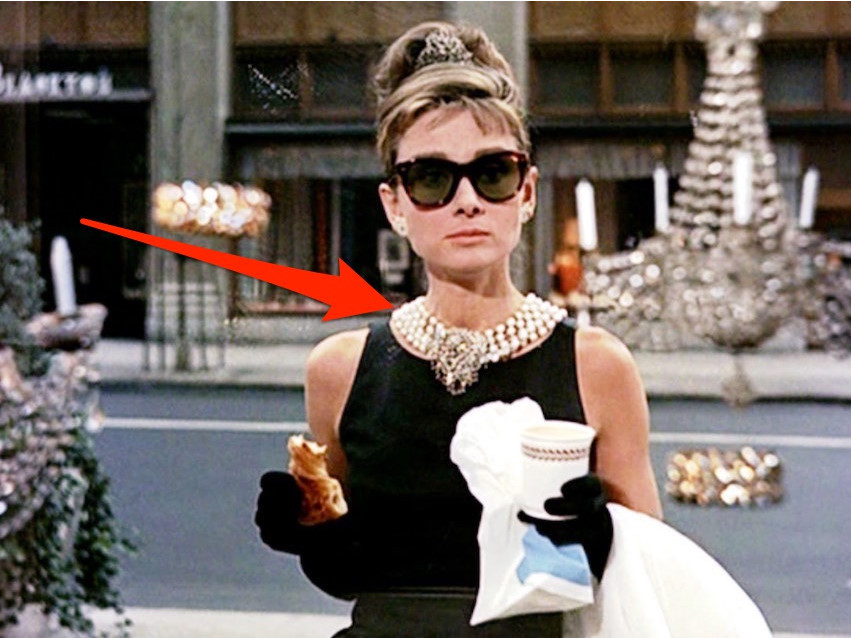 3. Nhà bán lẻ trang sức Vài năm qua, ngành công nghiệp bán lẻ nữ trang có xu hướng thu hẹp với tỷ lệ đóng cửa lên tới 53%. Tờ National Jeweler cho rằng nguyên nhân là giới trẻ hiện nay đang ưu tiên chi tiền cho những trải nghiệm thay vì vật chất.