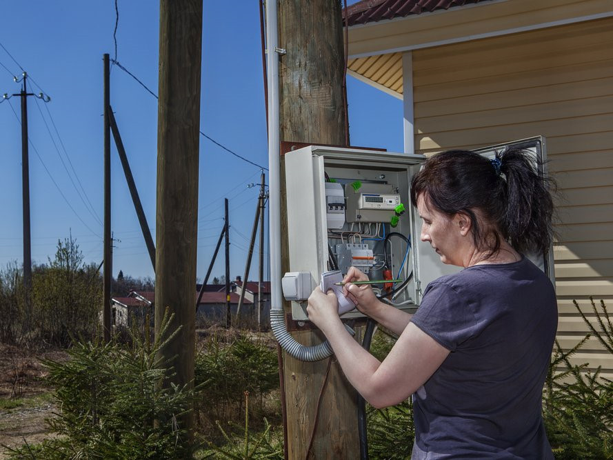 6. Người đọc số điện Khi đồng hồ đo điện điện tử ngày càng trở nên phổ biến, những người làm nghề đọc số điện truyền thống sẽ dần bị đào thải. Theo Career Cast, nghề này được dự báo giảm 19% lượng việc làm vào năm 2022.