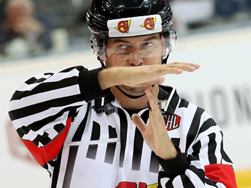 5. Trọng tài Với sự tham gia của công nghệ, vai trò của các trọng tài trong thi đấu thế thao được dự báo sẽ giảm dần trong vài năm tới bởi công nghệ có thể đưa ra những kết luận nhanh chóng và chuẩn xác hơn so với mắt thường trên sân đấu. Ngoài ra, nguyên nhân của sự suy giảm này còn là thu nhập. Theo một nghiên cứu của Đại học Ohio (Mỹ), các trọng tài toàn thời gian chỉ kiếm được 25.000 USD trong năm 2016, thuộc nhóm việc làm có thu nhập thấp tại Mỹ. Bên cạnh đó, họ cũng phải chịu những tổn thương về thể chất và tinh thần gây ra bởi người hâm mộ giận dữ, đồng thời có triển vọng nghề nghiệp kém. Tất cả những điều này khiến ngày càng có ít người trẻ muốn làm công việc trọng tài.