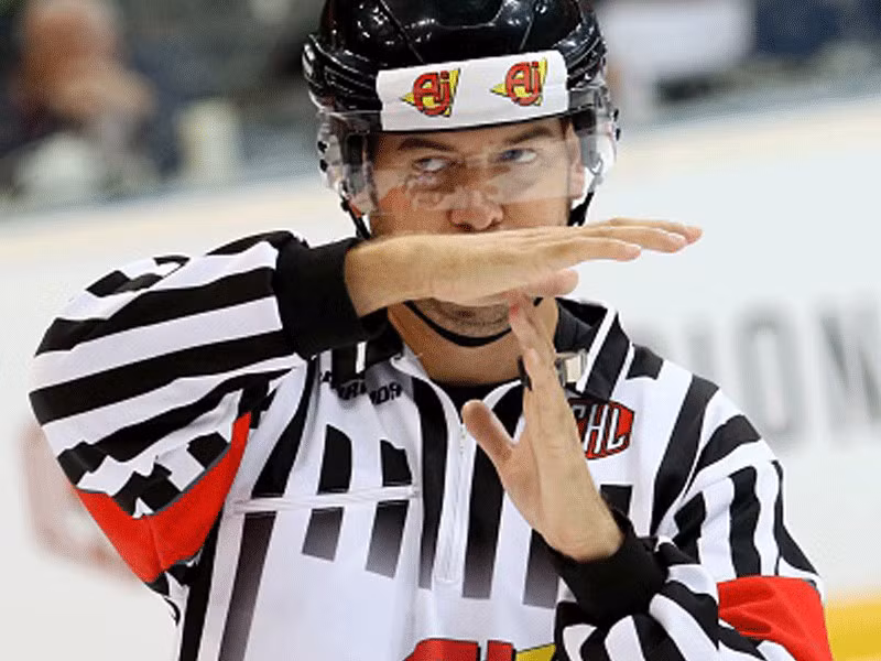 5. Trọng tài Với sự tham gia của công nghệ, vai trò của các trọng tài trong thi đấu thế thao được dự báo sẽ giảm dần trong vài năm tới bởi công nghệ có thể đưa ra những kết luận nhanh chóng và chuẩn xác hơn so với mắt thường trên sân đấu. Ngoài ra, nguyên nhân của sự suy giảm này còn là thu nhập. Theo một nghiên cứu của Đại học Ohio (Mỹ), các trọng tài toàn thời gian chỉ kiếm được 25.000 USD trong năm 2016, thuộc nhóm việc làm có thu nhập thấp tại Mỹ. Bên cạnh đó, họ cũng phải chịu những tổn thương về thể chất và tinh thần gây ra bởi người hâm mộ giận dữ, đồng thời có triển vọng nghề nghiệp kém. Tất cả những điều này khiến ngày càng có ít người trẻ muốn làm công việc trọng tài.