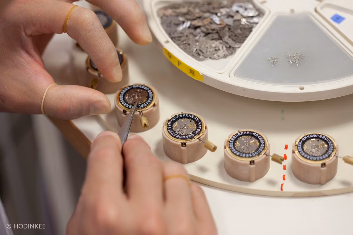 Chẳng hạn như mẫu đồng Credor Eichi có mặt số bằng sứ trắng lấy cảm hứng từ phong cảnh tuyết của Nhật Bản với các cọc số được sơn thủ công.