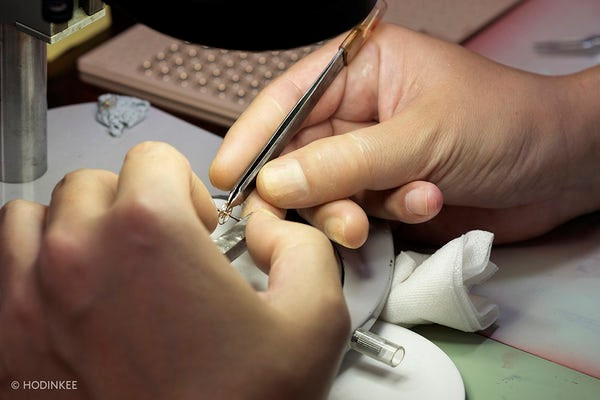 Các thợ đồng hồ trong nhà máy sản xuất đồng hồ Seiko được phân chia khá rõ ràng.