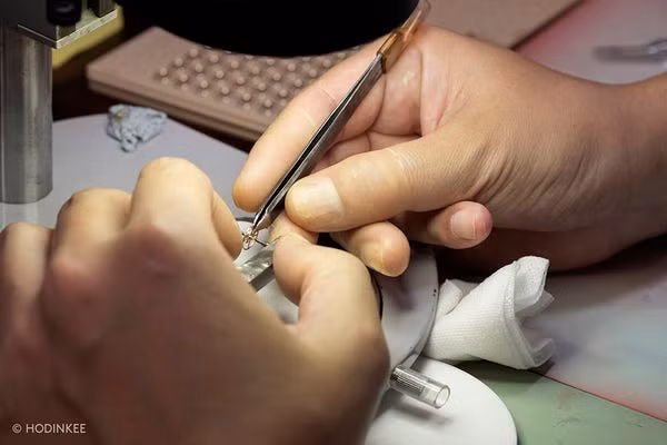 Các thợ đồng hồ trong nhà máy sản xuất đồng hồ Seiko được phân chia khá rõ ràng.