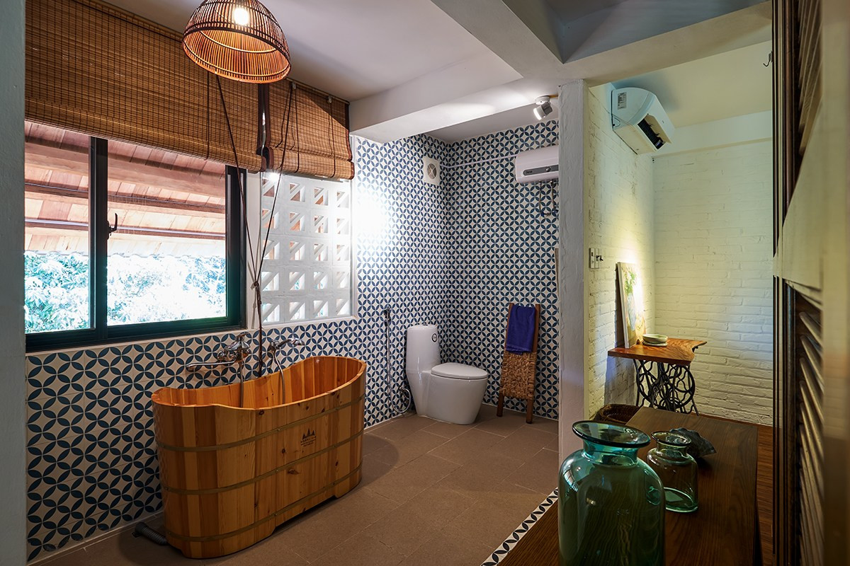 Phòng tắm hiện đại nhưng vẫn mang yếu tố dân dã.