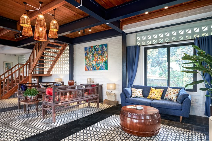 Toàn bộ khung nhà gỗ được nâng lên 1,5 m, hệ cột giữa được bỏ đi và gia cố bằng hệ khung nhà thép tạo không gian rộng cho tầng 1.