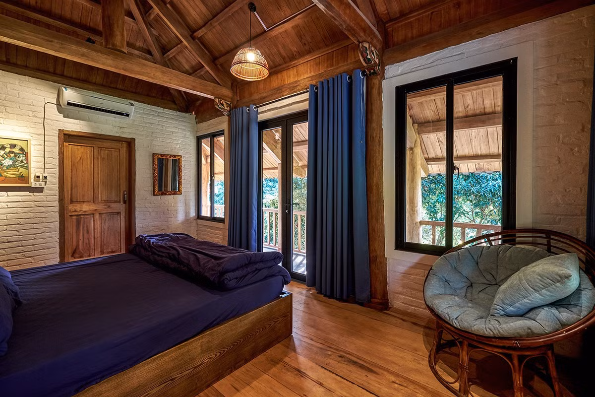 Biệt thự 2 tầng đa năng như chính vai trò của một chốn nghỉ ngơi cuối tuần. Nguồn ảnh: Nguyễn Tiến Thành/Studio102 .