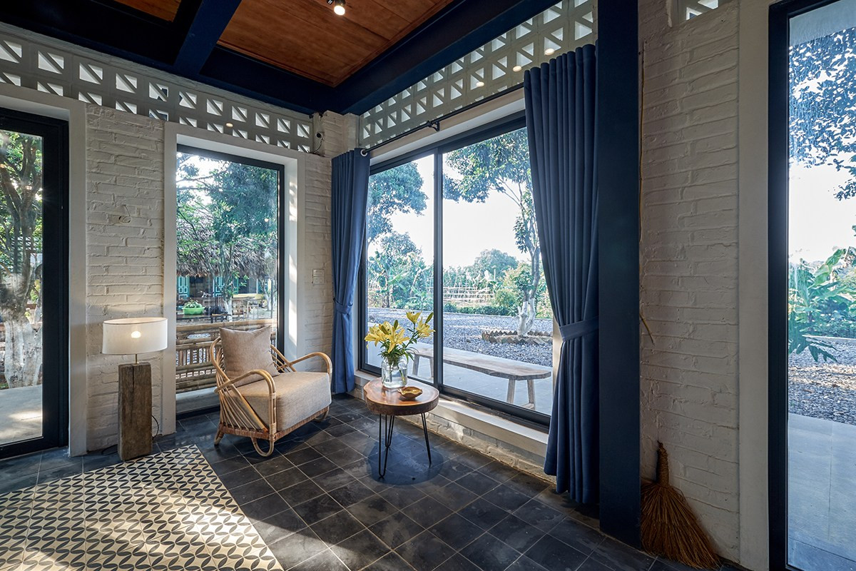 Góc thư giãn nhỏ xinh tràn ngập ánh sáng.