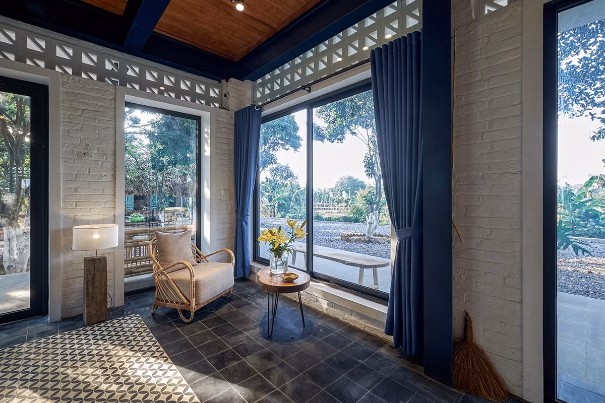 Góc thư giãn nhỏ xinh tràn ngập ánh sáng.