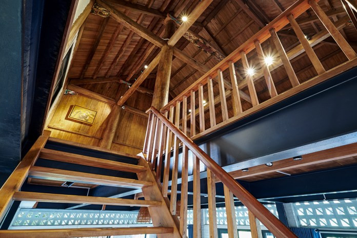 Cầu thang vốn được đặt ngoài nhà được chuyển vào giữa nhà, khéo xếp gọn bên tường.